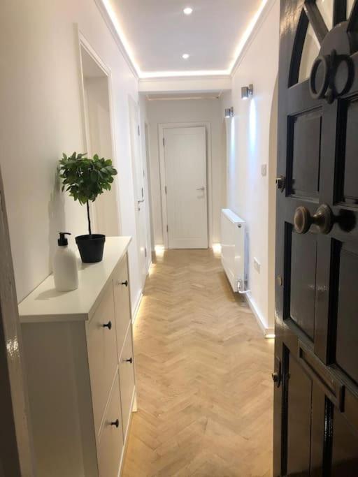 Stylish 2-bedroom Getaway In The Heart Of Chelsea Appartamento *