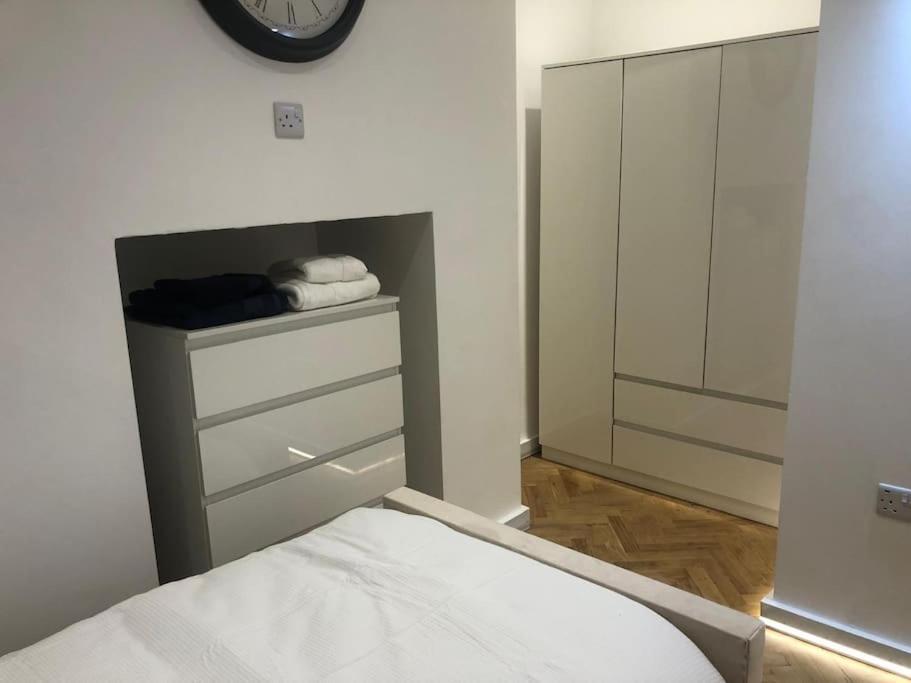 Stylish 2-bedroom Getaway In The Heart Of Chelsea Apartament Londra