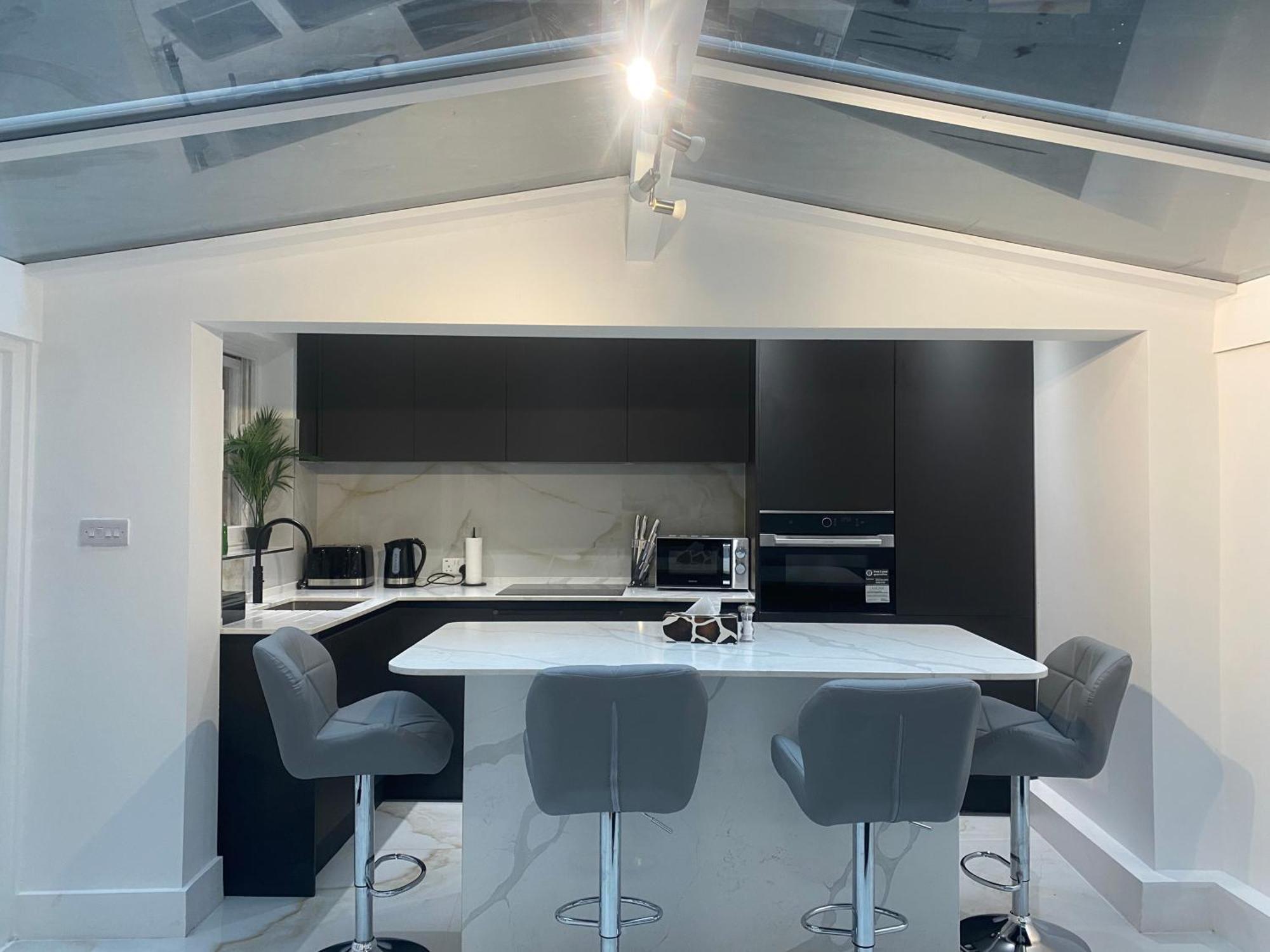 Stylish 2-bedroom Getaway In The Heart Of Chelsea Apartament